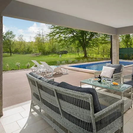 Dom wakacyjny Charmante Mit Gepflegtem Garten Und Beheiztem Pool By Interhome *