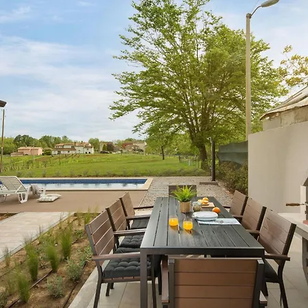 Dom wakacyjny Charmante Mit Gepflegtem Garten Und Beheiztem Pool By Interhome *