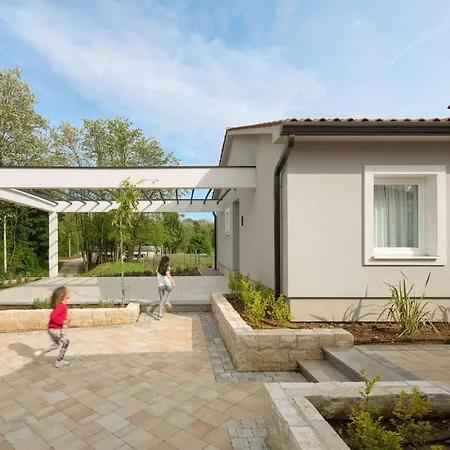 Dom wakacyjny Charmante Mit Gepflegtem Garten Und Beheiztem Pool By Interhome