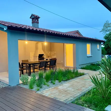 Charmante Mit Gepflegtem Garten Und Beheiztem Pool By Interhome