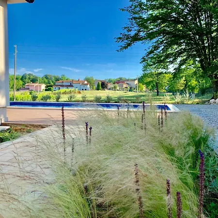 Charmante Mit Gepflegtem Garten Und Beheiztem Pool By Interhome *