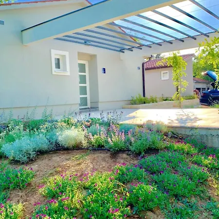 Vakantiehuis Charmante Mit Gepflegtem Garten Und Beheiztem Pool By Interhome