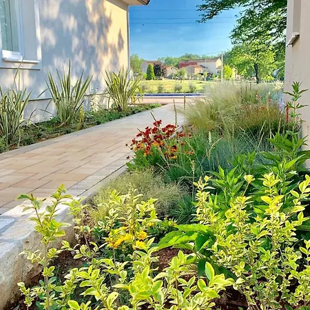 Charmante Mit Gepflegtem Garten Und Beheiztem Pool By Interhome * Cubanici