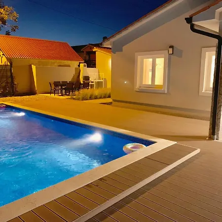 Charmante Mit Gepflegtem Garten Und Beheiztem Pool By Interhome *