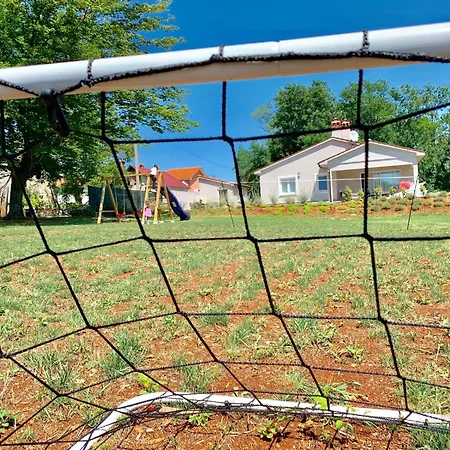Dom wakacyjny Charmante Mit Gepflegtem Garten Und Beheiztem Pool By Interhome *